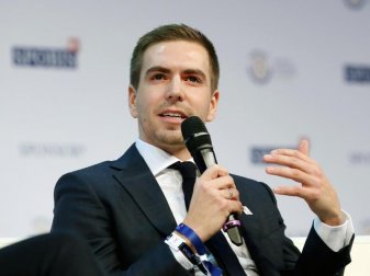 Kritisiert seine einstigen Nationalmannschaftskollegen Özil und Gündogan: Weltmeister-Kapitän Philipp Lahm. Foto: Roland Weihrauch Kritisiert seine einstigen Nationalmannschaftskollegen Özil und Gündogan: Weltmeister-Kapitän Philipp Lahm. Foto: Roland Weihrauch