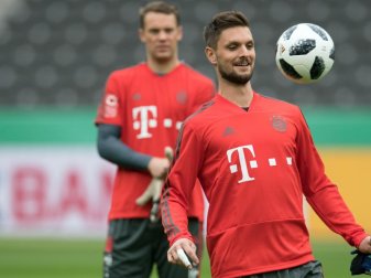 Sven Ulreich (r) steht im Pokalfinale gegen Frankfurt im Bayern-Tor, Manuel Neuer sitzt auf der Bank. Foto: Soeren Stache Sven Ulreich (r) steht im Pokalfinale gegen Frankfurt im Bayern-Tor, Manuel Neuer sitzt auf der Bank. Foto: Soeren Stache