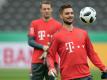 Sven Ulreich (r) steht im Pokalfinale gegen Frankfurt im Bayern-Tor, Manuel Neuer sitzt auf der Bank. Foto: Soeren Stache