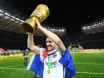 Doppeltorschütze Ante Rebic feiert vor der Frankfurter Fankurve den Pokalsieg der Eintracht. Foto: Arne Dedert Doppeltorschütze Ante Rebic feiert vor der Frankfurter Fankurve den Pokalsieg der Eintracht. Foto: Arne Dedert