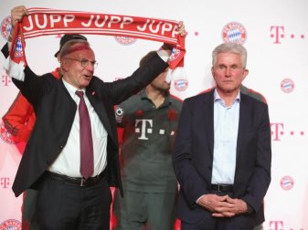 FC-Bayern-Boss Karl-Heinz Rummenigge (l) bedankte sich bei Trainer Jupp Heynckes. Foto: Alexander Hassenstein/FC Bayern München/Bongarts FC-Bayern-Boss Karl-Heinz Rummenigge (l) bedankte sich bei Trainer Jupp Heynckes. Foto: Alexander Hassenstein/FC Bayern München/Bongarts