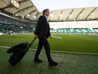 Wolfsburgs Trainer Bruno Labbadia gibt sich vor dem Rückspiel in Kiel ganz entspannt. Foto: Swen Pförtner Wolfsburgs Trainer Bruno Labbadia gibt sich vor dem Rückspiel in Kiel ganz entspannt. Foto: Swen Pförtner