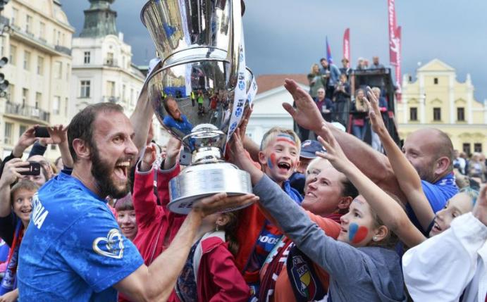 Ex-Bundesliga-Profi Roman Hubnik feierte mit Viktoria Pilsen den Gewinn der tschechischen Meisterschaft. Foto: Miroslav Chaloupka/CTK