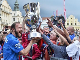 Ex-Bundesliga-Profi Roman Hubnik feierte mit Viktoria Pilsen den Gewinn der tschechischen Meisterschaft. Foto: Miroslav Chaloupka/CTK Ex-Bundesliga-Profi Roman Hubnik feierte mit Viktoria Pilsen den Gewinn der tschechischen Meisterschaft. Foto: Miroslav Chaloupka/CTK