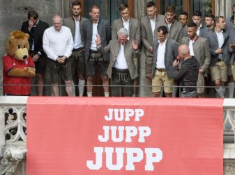 Zum Abschied lässt sich Jupp Heynckes (M) von Mannschaft und Fans feiern. Foto: Angelika Warmuth Zum Abschied lässt sich Jupp Heynckes (M) von Mannschaft und Fans feiern. Foto: Angelika Warmuth