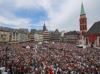 Die Anhänger von Pokalsieger Eintracht Frankfurt haben sich auf dem Römerberg versammelt. Foto: Andreas Arnold/dpa Pool Die Anhänger von Pokalsieger Eintracht Frankfurt haben sich auf dem Römerberg versammelt. Foto: Andreas Arnold/dpa Pool