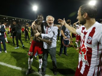 Ajaccio-Torschütze Camara (l.) feiert den Sieg