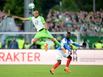 Wolfsburgs Brooks (l) und Kiels Schindler kämpfen um den Ball. Wolfsburg setzt sich in der Relegation durch. Foto: D. Bockwoldt Wolfsburgs Brooks (l) und Kiels Schindler kämpfen um den Ball. Wolfsburg setzt sich in der Relegation durch. Foto: D. Bockwoldt