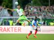 Wolfsburgs Brooks (l) und Kiels Schindler kämpfen um den Ball. Wolfsburg setzt sich in der Relegation durch. Foto: D. Bockwoldt