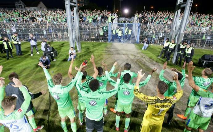 Wolfsburg feiert mit seinen Fans den Klassenverbleib. Foto: Frank Molter