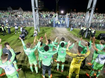 Wolfsburg feiert mit seinen Fans den Klassenverbleib. Foto: Frank Molter Wolfsburg feiert mit seinen Fans den Klassenverbleib. Foto: Frank Molter