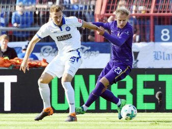 Der Karlsruher Jonas Föhrenbach (l) und der Auer Sören Bertram kämpfen um den Ball. Das Hinspiel endete torlos 0:0. Foto: Uli Deck Der Karlsruher Jonas Föhrenbach (l) und der Auer Sören Bertram kämpfen um den Ball. Das Hinspiel endete torlos 0:0. Foto: Uli Deck