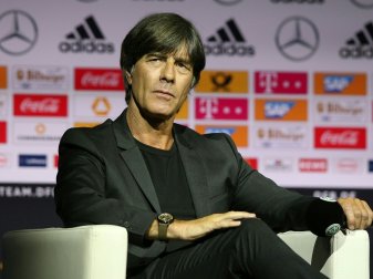 Porträt von Joachim Löw ziert Einkaufsbeutel Porträt von Joachim Löw ziert Einkaufsbeutel