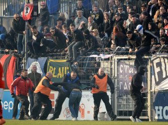 Cottbusser Fans stürmen in Babelsberg den Platz. Foto: Jan Kuppert Cottbusser Fans stürmen in Babelsberg den Platz. Foto: Jan Kuppert