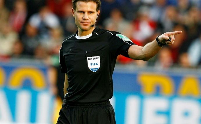 Felix Brych wirbt weiter für den Videobeweis