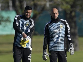 Argentiniens Torhüter Romero (l.) und Caballero (r.)