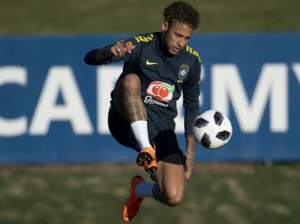 Superstar Neymar bei seinem ersten Training mit Ball