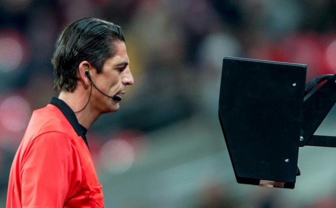 Umstritten: Die "Headset"-Lösung beim Videobeweis