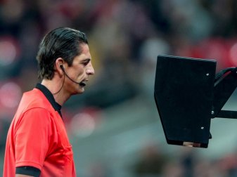Umstritten: Die "Headset"-Lösung beim Videobeweis Umstritten: Die "Headset"-Lösung beim Videobeweis