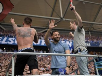 Auf dem Podest der Kapos vor der Schalke-Kurve: Trainer Domenico Tedesco (M.). Foto: Ina Fassbender Auf dem Podest der Kapos vor der Schalke-Kurve: Trainer Domenico Tedesco (M.). Foto: Ina Fassbender