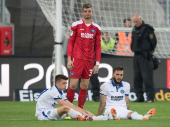Marvin Wanitzek, Benjamin Uphoff und Fabian Schleusener (l-r) verloren mit dem KSC in Aue. Foto: Sebastian Kahnert Marvin Wanitzek, Benjamin Uphoff und Fabian Schleusener (l-r) verloren mit dem KSC in Aue. Foto: Sebastian Kahnert
