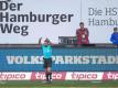 Schiedsricher Felix Brych zeigt einen Videobeweis an. Foto: Axel Heimken