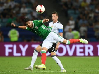 Araujo (l.) beim Confed-Cup im Duell mit Draxler Araujo (l.) beim Confed-Cup im Duell mit Draxler