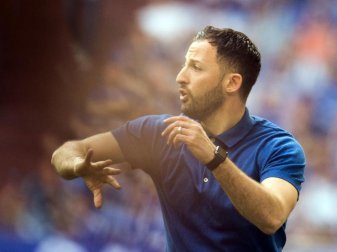 Schalke-Coach Domenico Tedesco belegte mit seinem Team in der Bundesliga den zweiten Platz. Foto: Bernd Thissen Schalke-Coach Domenico Tedesco belegte mit seinem Team in der Bundesliga den zweiten Platz. Foto: Bernd Thissen