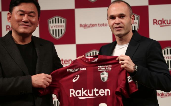 Iniesta (r.) bei seiner Vorstellung in Kobe