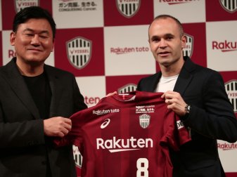 Iniesta (r.) bei seiner Vorstellung in Kobe Iniesta (r.) bei seiner Vorstellung in Kobe