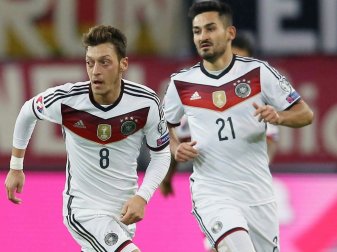 Löw beendet Diskussionen um Özil (l.) und Gündogan (r.) Löw beendet Diskussionen um Özil (l.) und Gündogan (r.)