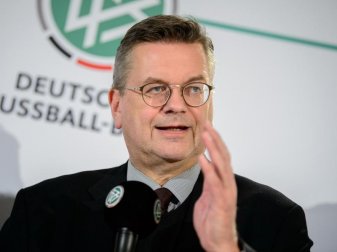 Sieht keine Auswirkungen der Sommermärchen-Affäre auf die EM-Bewerbung 2024: DFB-Präsident Reinhard Grindel. Foto: Sina Schuldt Sieht keine Auswirkungen der Sommermärchen-Affäre auf die EM-Bewerbung 2024: DFB-Präsident Reinhard Grindel. Foto: Sina Schuldt