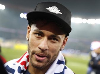 Der verletzte Superstar Neymar von Paris Saint-Germain kostete 222 Millionen Euro. Foto: Christophe Ena Der verletzte Superstar Neymar von Paris Saint-Germain kostete 222 Millionen Euro. Foto: Christophe Ena