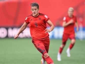 Wechselt vom Fc Bayern München zum Frauen-Bundesligist Freiburg: Nationalspielerin Lena Lotzen. Foto: Carmen Jaspersen Wechselt vom Fc Bayern München zum Frauen-Bundesligist Freiburg: Nationalspielerin Lena Lotzen. Foto: Carmen Jaspersen