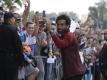 Noch alles friedlich: Fans vom FC Liverpool jubeln in Kiew ihrem Stürmerstar Mohamed Salah (M) zu. Foto: Sergei Grits/AP