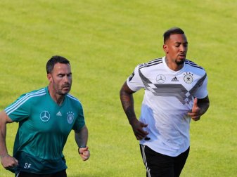 Jérôme Boateng setzt mit Fitnesstrainer Shad Forsythe (l) sein Aufbauprogramm fort. Foto: Christian Charisius Jérôme Boateng setzt mit Fitnesstrainer Shad Forsythe (l) sein Aufbauprogramm fort. Foto: Christian Charisius