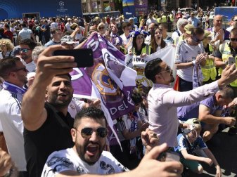 Fans von Real Madrid feiern in Kiew im Vorfeld des Spiels. Foto: Andrew Shevchenko/AP Fans von Real Madrid feiern in Kiew im Vorfeld des Spiels. Foto: Andrew Shevchenko/AP