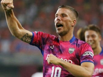 Podolski kann bald zusammen mit Andres Iniesta jubeln Podolski kann bald zusammen mit Andres Iniesta jubeln