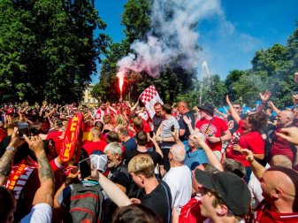 Die Liverpool-Fans feierten schon vor dem Anpfiff in Kiew. Foto: Vegard Wivestad Gr¯tt/Bildbyran via ZUMA Press Die Liverpool-Fans feierten schon vor dem Anpfiff in Kiew. Foto: Vegard Wivestad Gr¯tt/Bildbyran via ZUMA Press