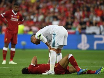 Liverpools Mohamed Salah verletzte sich im Zweikampf mit Real Madrids Sergio Ramos an der Schulter. Foto: Ina Fassbender Liverpools Mohamed Salah verletzte sich im Zweikampf mit Real Madrids Sergio Ramos an der Schulter. Foto: Ina Fassbender