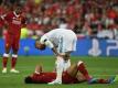 Liverpools Mohamed Salah verletzte sich im Zweikampf mit Real Madrids Sergio Ramos an der Schulter. Foto: Ina Fassbender