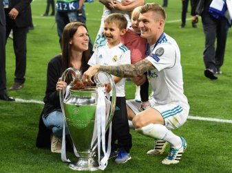 Toni Kroos feiert mit seiner Frau und den Kindern Leon und Amelie seinen vierten Sieg in der Königsklasse. Foto: Ina Fassbender Toni Kroos feiert mit seiner Frau und den Kindern Leon und Amelie seinen vierten Sieg in der Königsklasse. Foto: Ina Fassbender