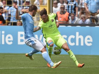 Eric Weeger (l) von 1860 im Zweikampf mit Saarbrückens Patrick Schmidt. Foto: Angelika Warmuth Eric Weeger (l) von 1860 im Zweikampf mit Saarbrückens Patrick Schmidt. Foto: Angelika Warmuth