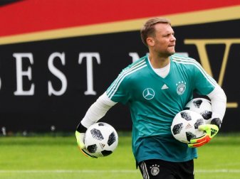Bereitet sich in Eppan auf seine Comeback im DFB-Team vor: Bayern-Keeper Manuel Neuer. Foto: Christian Charisius Bereitet sich in Eppan auf seine Comeback im DFB-Team vor: Bayern-Keeper Manuel Neuer. Foto: Christian Charisius