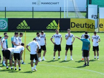 Bundestrainer Joachim Löw (2.v.r) gibt vor Trainingsbeginn die Richtung vor. Foto: Christian Charisius Bundestrainer Joachim Löw (2.v.r) gibt vor Trainingsbeginn die Richtung vor. Foto: Christian Charisius