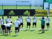 Bundestrainer Joachim Löw (2.v.r) gibt vor Trainingsbeginn die Richtung vor. Foto: Christian Charisius
