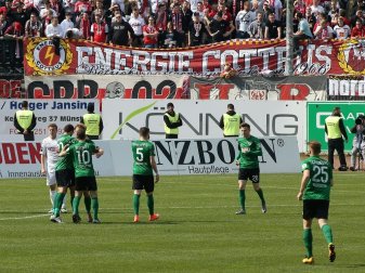 Cottbuser Fans feiern Aufstieg mit Ku-Klux-Klan-Kapuzen Cottbuser Fans feiern Aufstieg mit Ku-Klux-Klan-Kapuzen