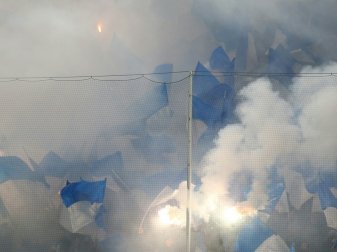 Fans zünden Rauchfackeln - Geldstrafe für Paderborn Fans zünden Rauchfackeln - Geldstrafe für Paderborn
