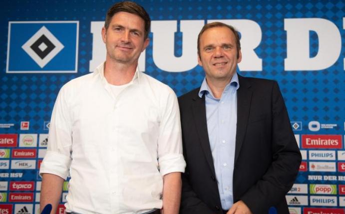 Der HSV-Vorstandsvorsitzende Bernd Hoffmann (r) präsentiert den Sportvorstand Ralf Becker. Foto: Daniel Reinhardt