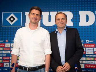 Der HSV-Vorstandsvorsitzende Bernd Hoffmann (r) präsentiert den Sportvorstand Ralf Becker. Foto: Daniel Reinhardt Der HSV-Vorstandsvorsitzende Bernd Hoffmann (r) präsentiert den Sportvorstand Ralf Becker. Foto: Daniel Reinhardt